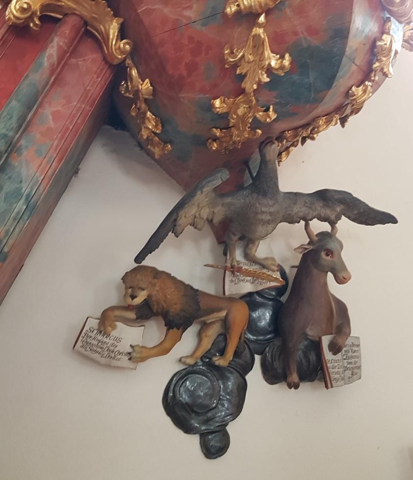 Volkstümliche Darstellung der Evangelistenattribute an der Barockkanzel, St.Michael, Niederrottweil am Kaiserstuhl